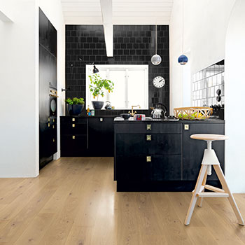 Interior Tip Combine Light And Dark Colours On Your Floors Walls Ceilings - Dark Floors Light Walls Kitchen